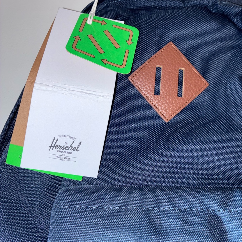Herschel Supply Company Heritage Sling Bag NWT - Picture 3 of 4